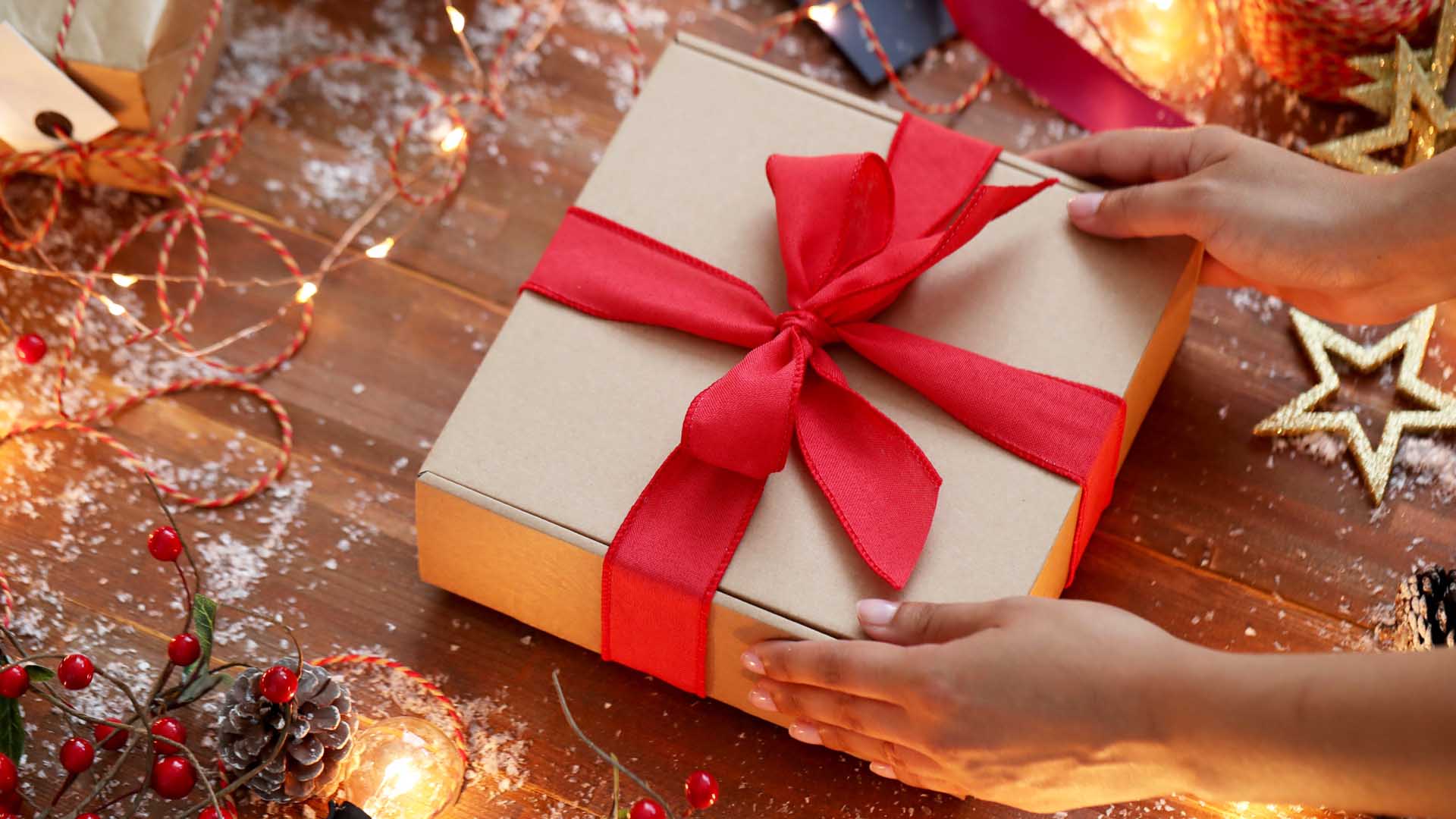 5 Kado untuk Orang Tua dan Keluarga yang Bikin Natal Lebih Hangat